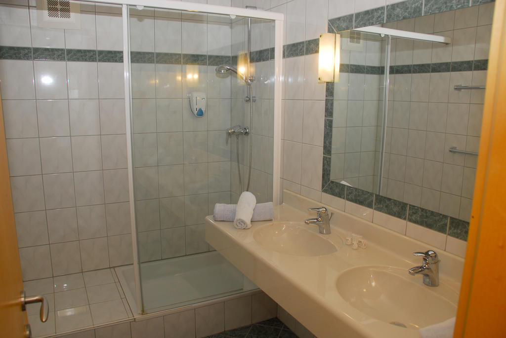 Alpenhotel Badmeister Флаттах Номер фото